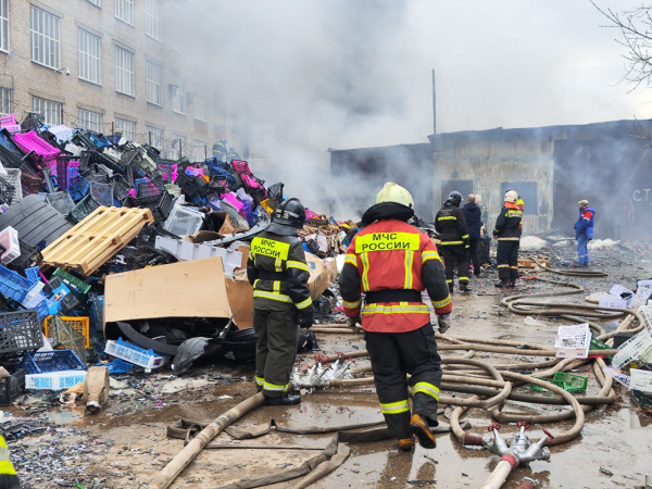 В Самаре на проспекте Кирова вспыхнул ангар с пластиком