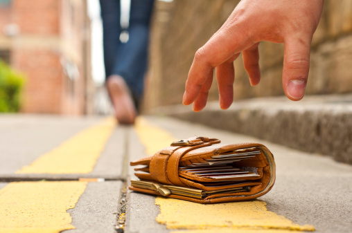 Везение или преступление: что делать с найденными деньгами, кошельком или банковской картой 