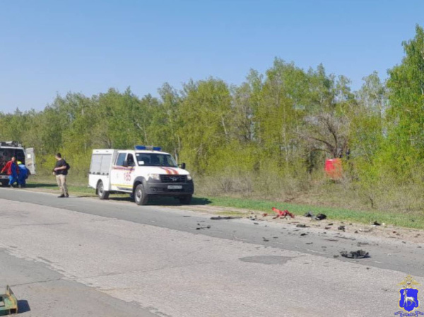 В Самарской области 26 апреля фургон Mercedes влетел в трактор