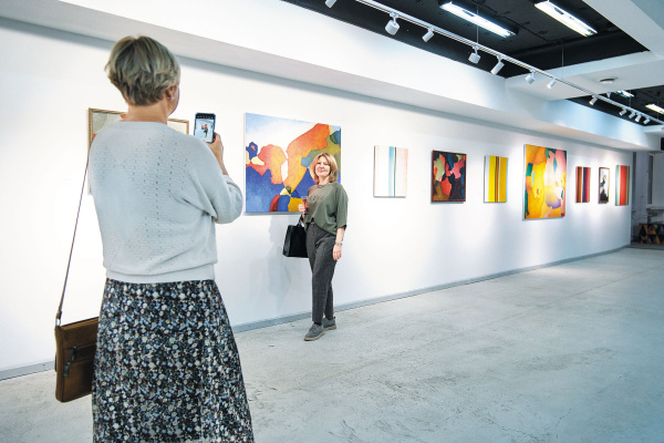 Новое прочтение шедевров: в культурном центре "ЗИМ Галерея" открыли деконструирующую выставку