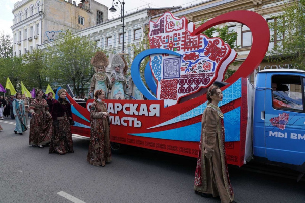 Народные традиции: жители Безенчукского района знакомятся с костюмами российских губерний