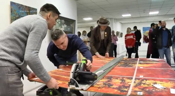 Провокационный перфоманс: в тольяттинском музее распилили картину на части