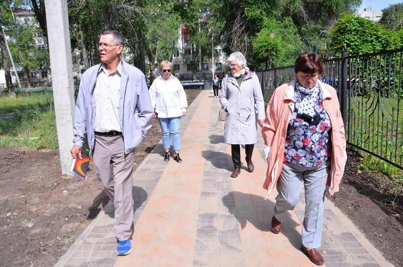 Народный контроль проверил ход работ по обновлению скверов в Отрадном 