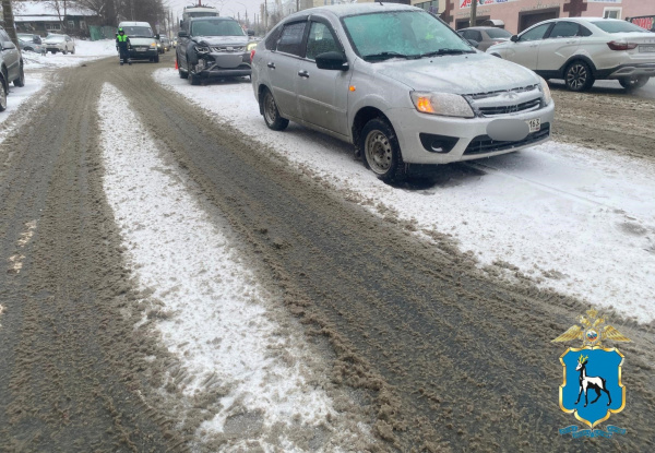 Пострадал ребенок: в Самаре иномарка на скорости влетела в Гранту