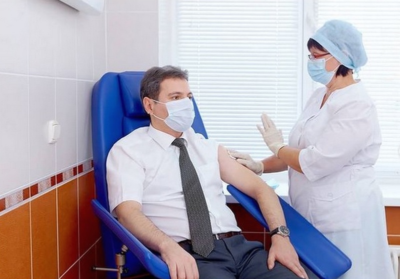Министр здравоохранения Самарской области сделал повторную прививку вакциной "Спутник Лайт" 