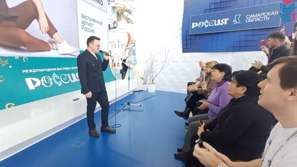"Самара - родина баяна!": Сергей Войтенко выступил на стенде региона на выставке "Россия"