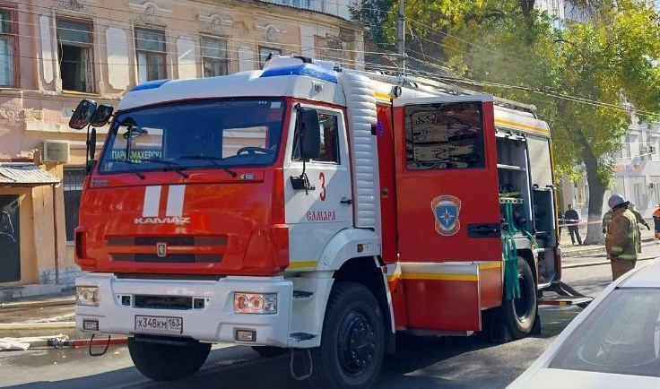 Ночью в Самаре четыре часа тушили бывший жилой дом на Ставропольской