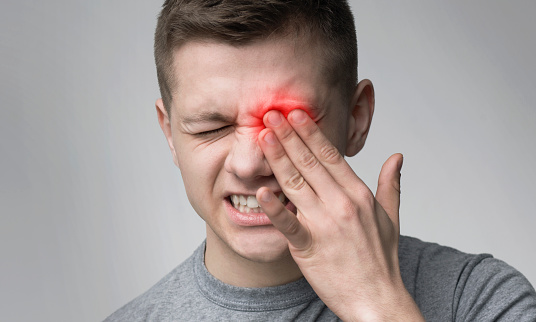 "Простых травм глаза не бывает": самарский офтальмолог предупредил об опасности дачных ушибов 