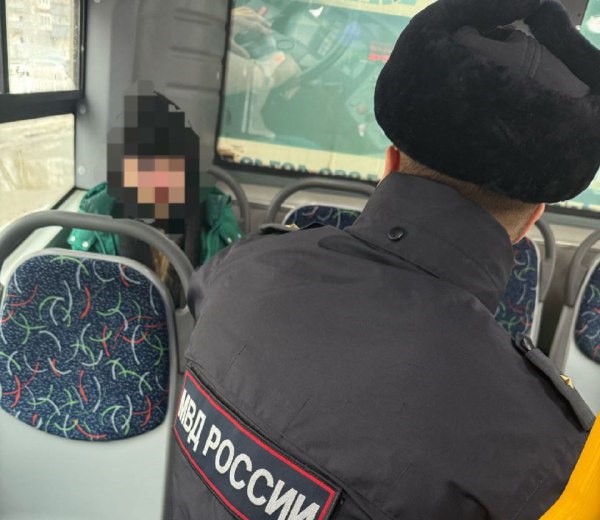 В Самаре полицейские нашли пропавшую девочку в салоне автобуса