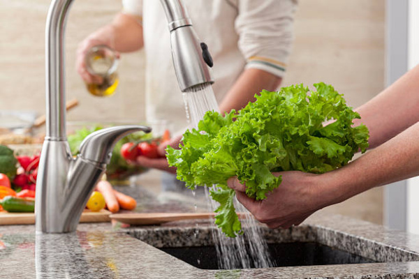 В Роспотребнадзоре рассказали, нужно ли мыть овощи, фрукты и зелень