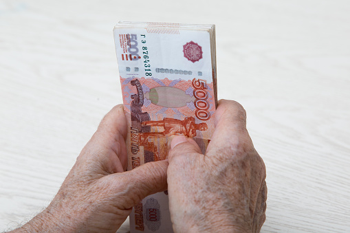 В России могут запретить передавать данные о клиентах-пенсионерах коллекторам
