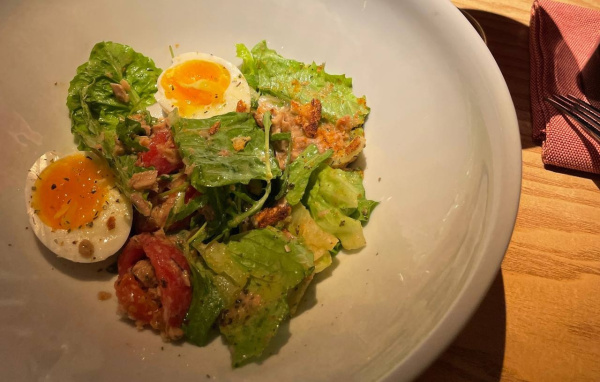 Эксперт Рыжкова рассказала, как спасти одежду от пятен во время новогоднего застолья