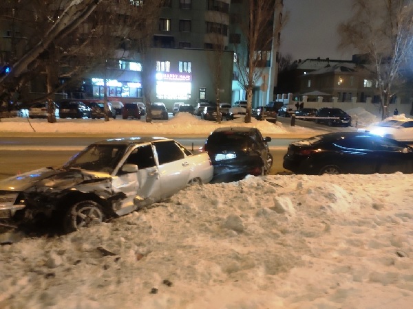 В Самаре отечественная легковушка протаранила две иномарки