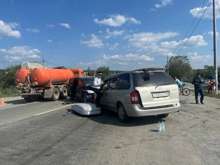 Двое погибли и 11 пострадали в лобовом столкновении автомобилей на трассе