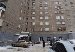 В Новосибирске сброшенное из окна 7 этажа кресло убило 80-летнюю женщину