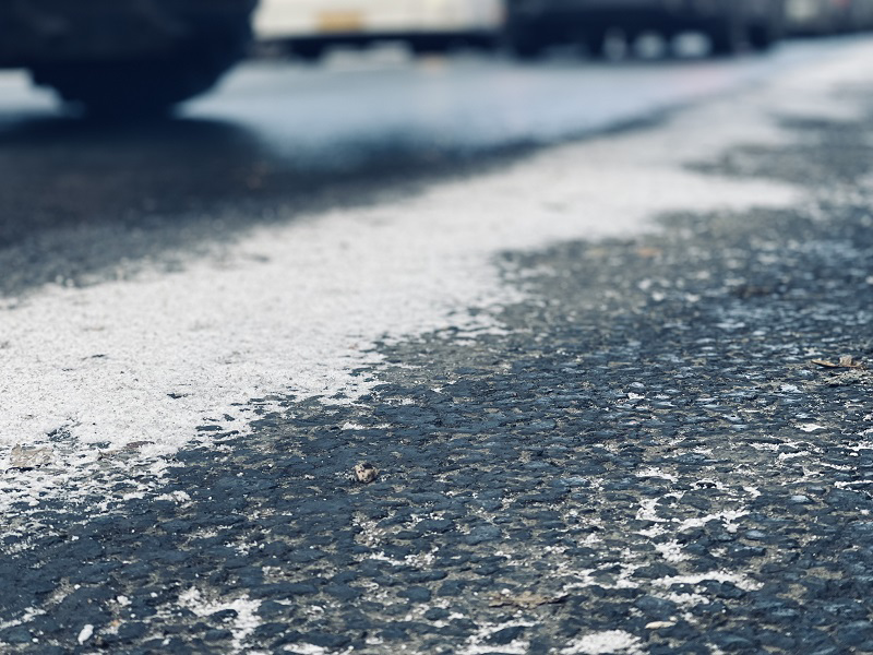 Самарским водителям и пешеходам рассказали, о чем нельзя забывать на дороге во время снегопада 