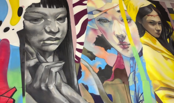 Место, где можно снова мечтать: старый терминал аэропорта Курумоч расписали муралами