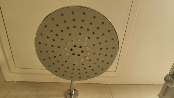 Эндокринолог объяснил, почему женщины принимают более горячий душ