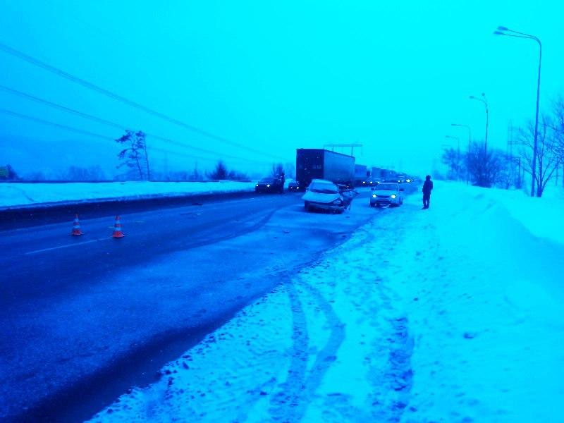 При столкновении легковушки и большегруза в Жигулевске пострадал автомобилист