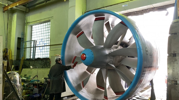 В Самарский университет доставили трехтонный макет авиационного двигателя