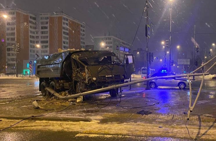 В Самаре на Московском шоссе КамАЗ врезался в фонарный столб