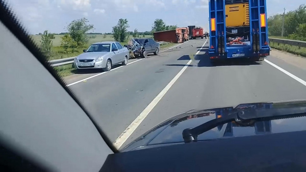 Перевернутая фура и смятые крыши: в Самарской области столкнулись четыре авто