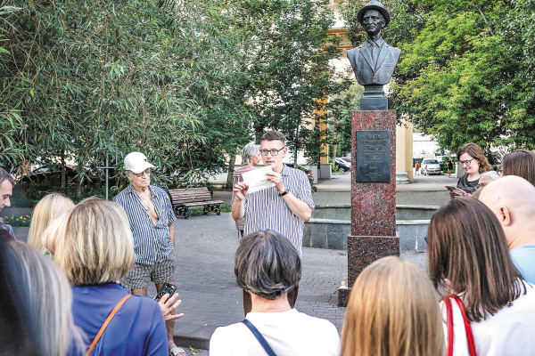 Революционер, шпион и пара нефтяников: в Самаре прошла экскурсия по неочевидным скульптурам