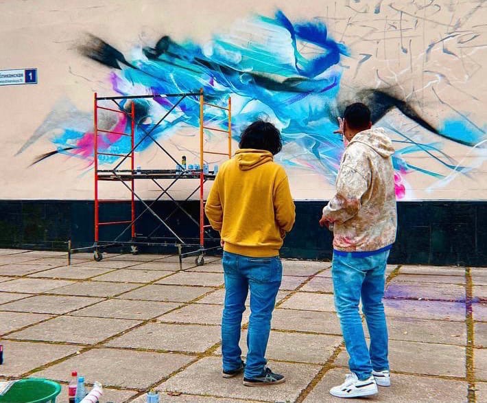 Художник из Бразилии сделал первые наброски на фасаде спорткомплекса "Старт" в Тольятти