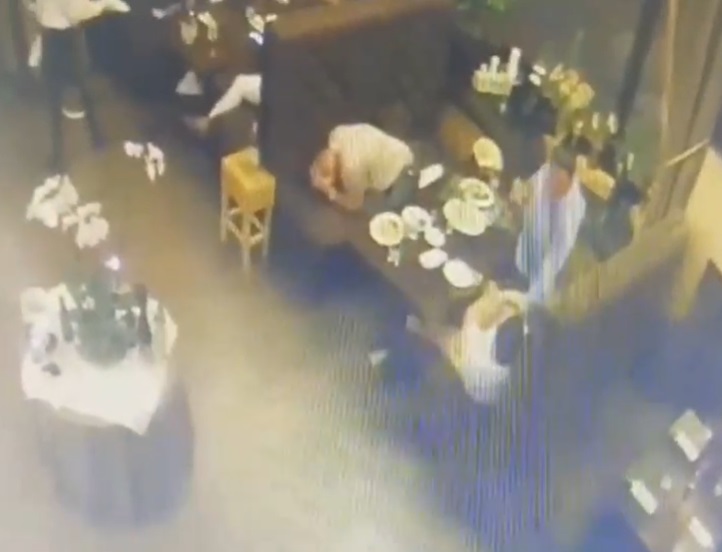 В Самаре мужчина открыл стрельбу в ресторане и попал на видео