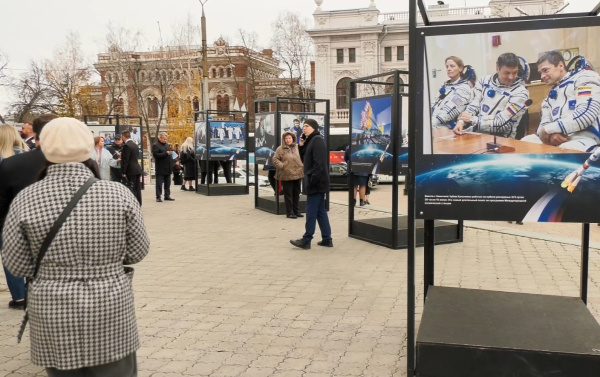 Наш человек на орбите: в Самаре открылась фотовыставка, посвященная космонавту Олегу Кононенко
