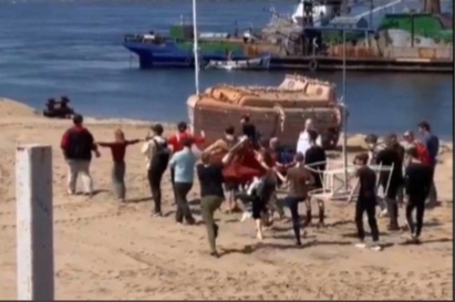Жителей Самары удивило необычное шествие под музыку на набережной Волги