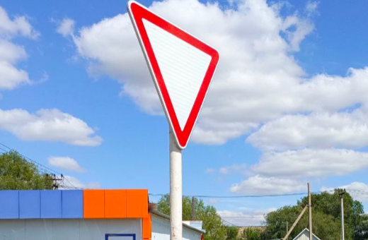 В Большой Черниговке установили новый знак на опасном участке дороги