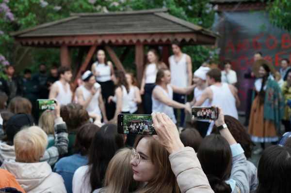 "Сон в летнюю ночь" в декорациях сада литературного музея