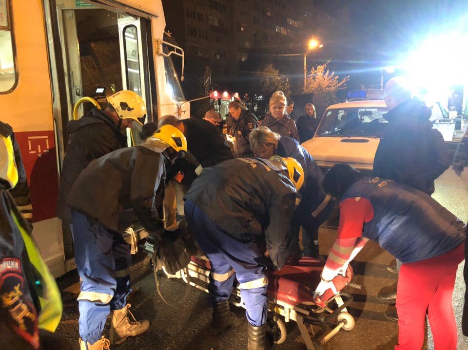 Трамвай сбил женщину с ребенком на пешеходном переходе в Самаре