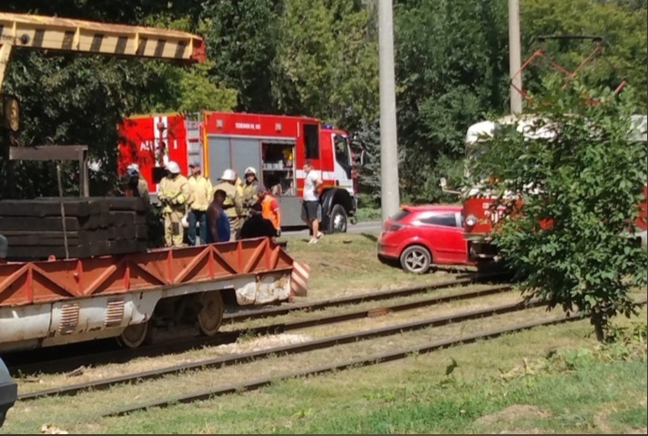 В Самаре 44-летний водитель на "Опеле" без прав врезался в 11 машин и в трамвай