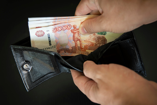 Стало известно, сколько россиян ежемесячно откладывают часть зарплаты 