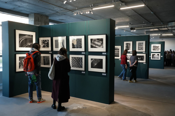 Монохромный дух эпохи: в "ЗИМ Галерею" привезли 56 снимков классика советской фотографии