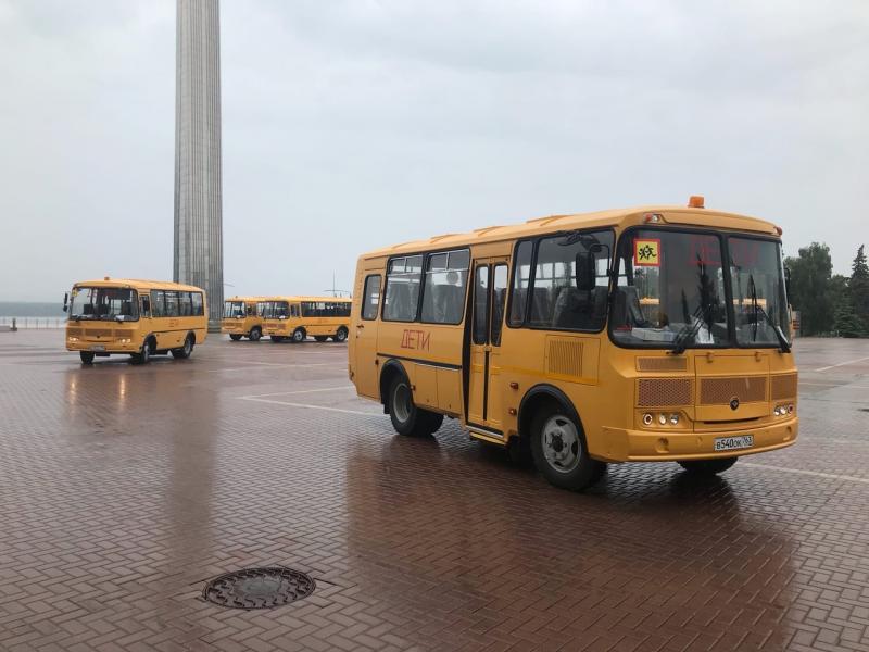 Три школы Приволжского района получили новые автобусы