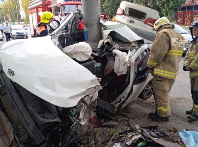 Машина сложилась пополам вокруг столба: в Тольятти водитель погиб в страшном ДТП