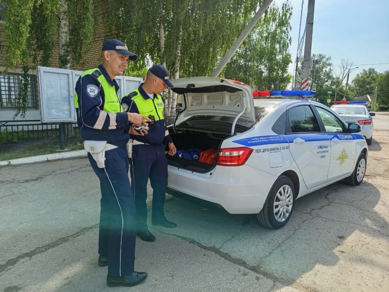 В Самарской области полицейские на трассе помогли поменять водителю колесо 