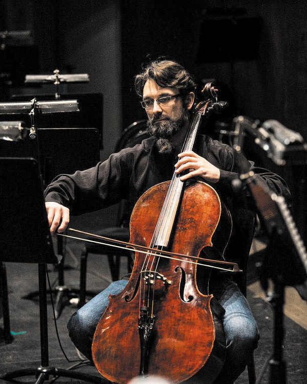 Раритетная виолончель: в театре "Шостакович Опера Балет" появился антикварный инструмент