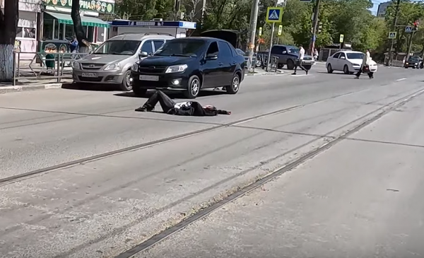 В Самаре девушка легла на проезжую часть улицы Аэродромной