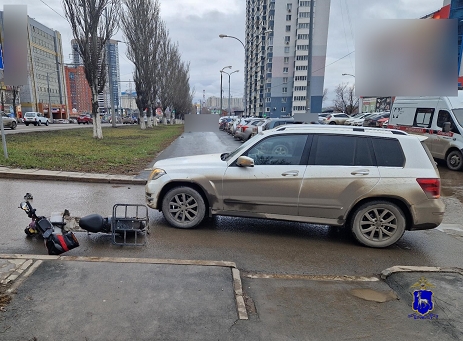 В Самаре мужчина на "Мерседесе" врезался в электровелосипед 
