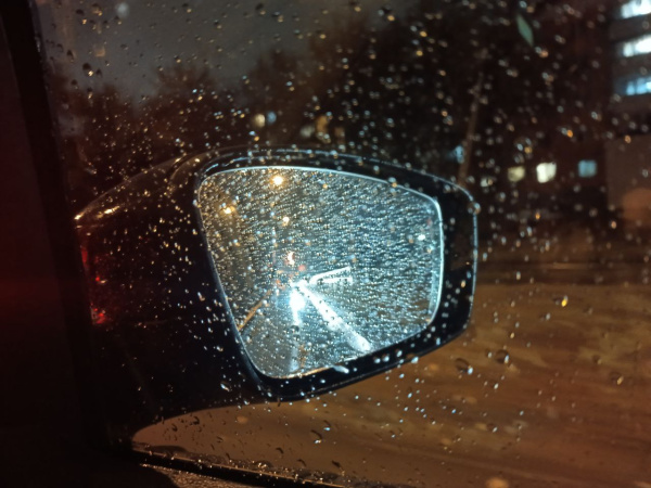 Ночью во дворе на улице Гаражной в Самаре водитель "десятки" влетел в бетонное ограждение