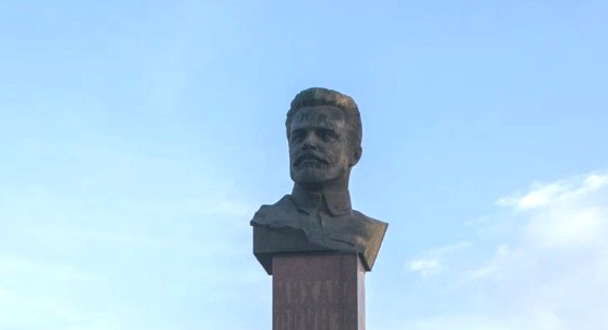 В Самаре бюст Фрунзе в гимнастерке и шинели взят под охрану как объект культурного наследия