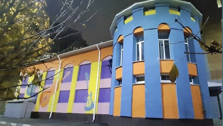 Фасад новокуйбышевской школы искусств разрисовали яркими красками
