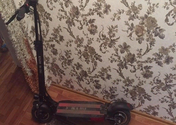 В Самаре мужчина на электросамокате влетел в иномарку 