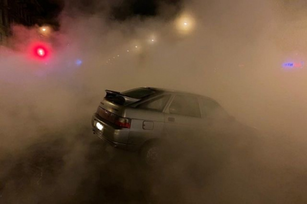 Из-за прорыва горячей трубы в Самаре машина провалилась под асфальт