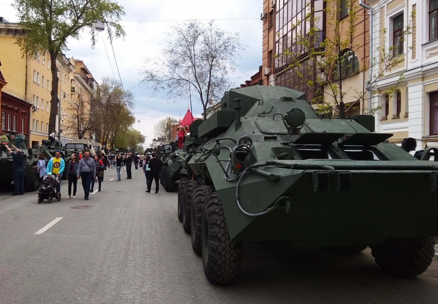 Самарский военно. Одесса Военная техника. Парад в Самаре Военная техника. БТР на 9 мая. 9 Мая бронетехника.