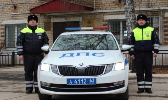 Самарские полицейские помогли женщине заменить поврежденное колесо